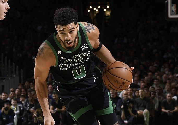  东契奇40+三双独行侠登顶  