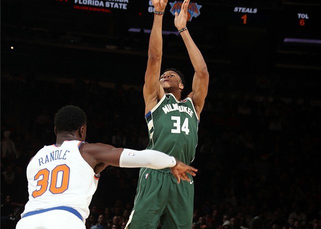  字母哥暴扣肆虐禁区，雄鹿大胜尼克斯展卫冕实力  